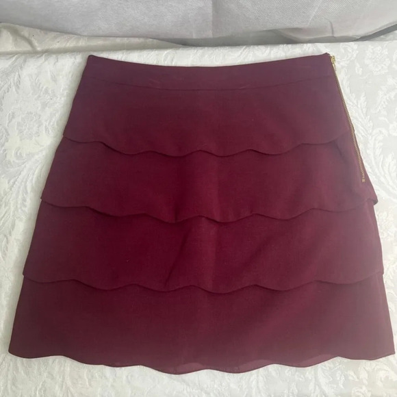 H&M NWT Burgundy Scalloped Side Zip Mini Skirt Size 6 - Picture 2 of 5